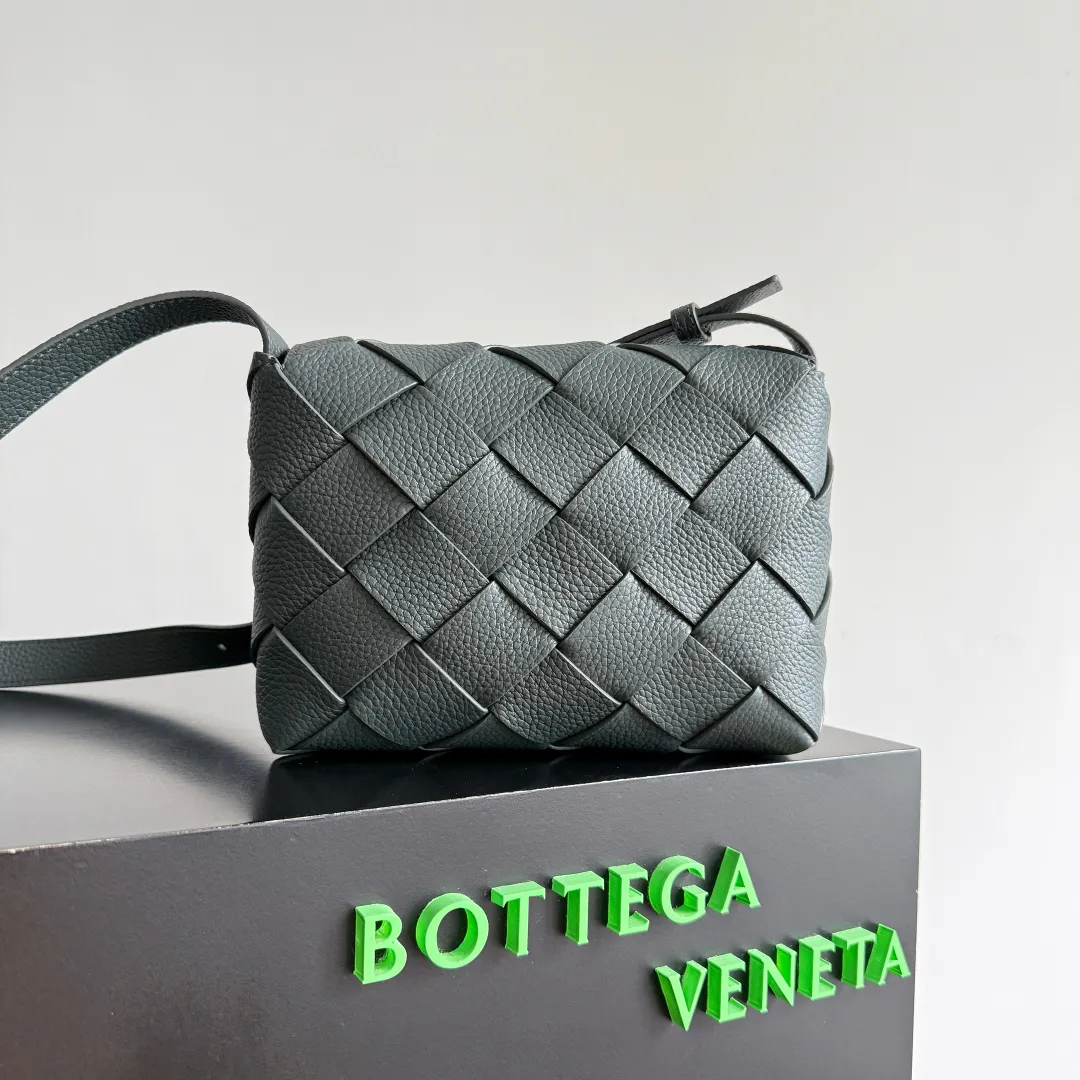 Batch 1860 BOTTEGA VENETA new Diago crossbody bag The diagonally built dynamic silhouette shows unique ingenuity. As a member of the B family's early autumn series, it uses the highest quality calfskin. The entire bag is softer, thicker and heavier, and durable. It is equipped with an adjustable strap. The texture of the 3cm wide leather strap is very similar to the litchi pattern. It is slightly stiffer than the litchi pattern. It is low-key, luxurious and full of connotation. It is refreshing and comfortable to match the upper body. Hu Yitian was also successfully captured by it. Style number: 795637 Size: 22.5*16.5*5.5cm